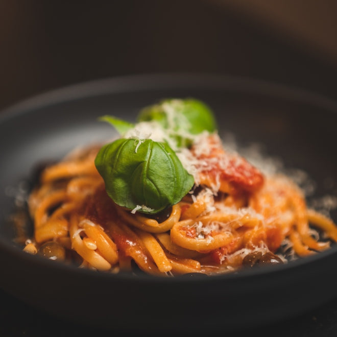 Linguine mit Tomaten-Oliven-Sauce